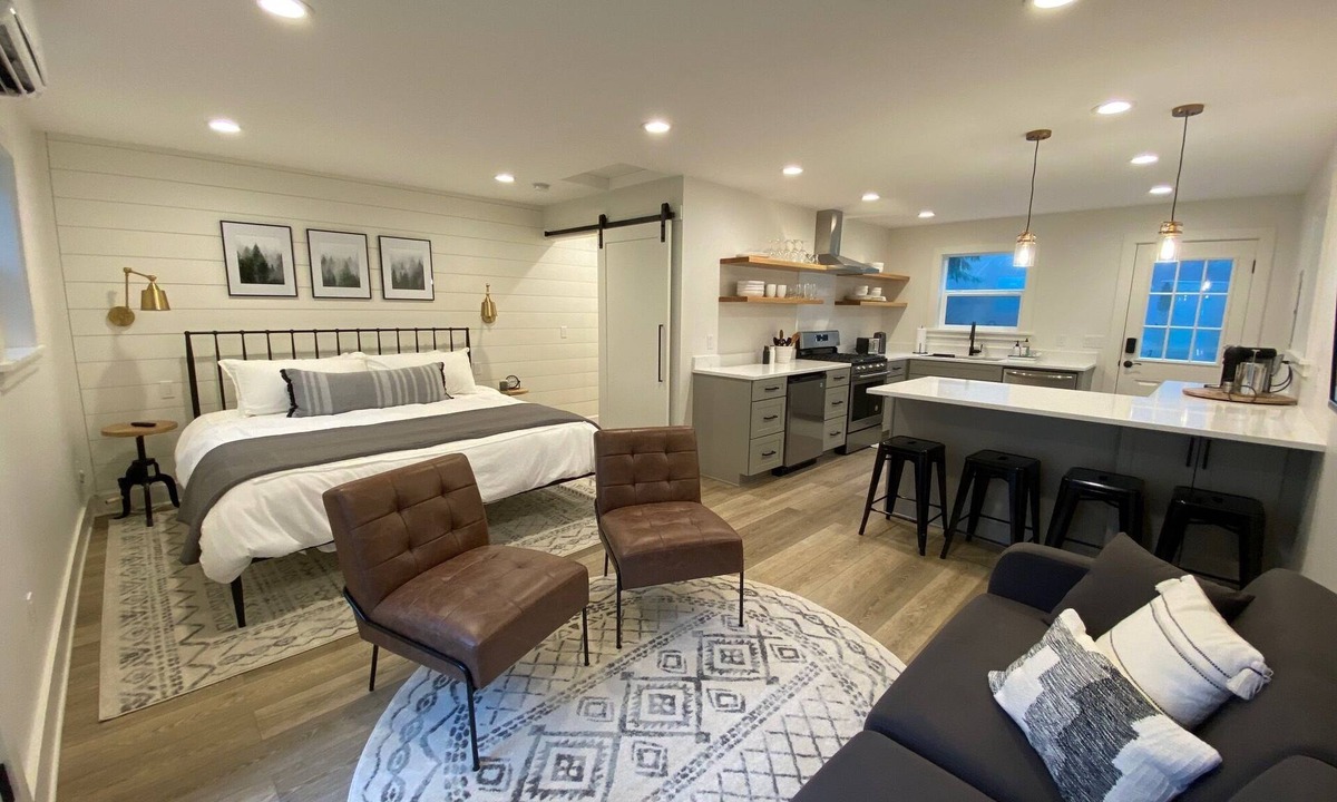 Fall City Cottage | Remodeled Studio Cottage! Walk to Lake and Hiking Trails