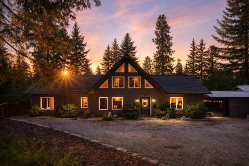 Ardenvoir Cabin | Riffle River Lodge by NW Comfy Cabins