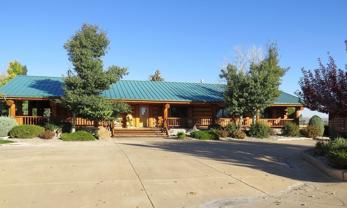 Dillon House | RIVER FRONTAGE-Private, Custom Home Stunning Deck/View/beautiful