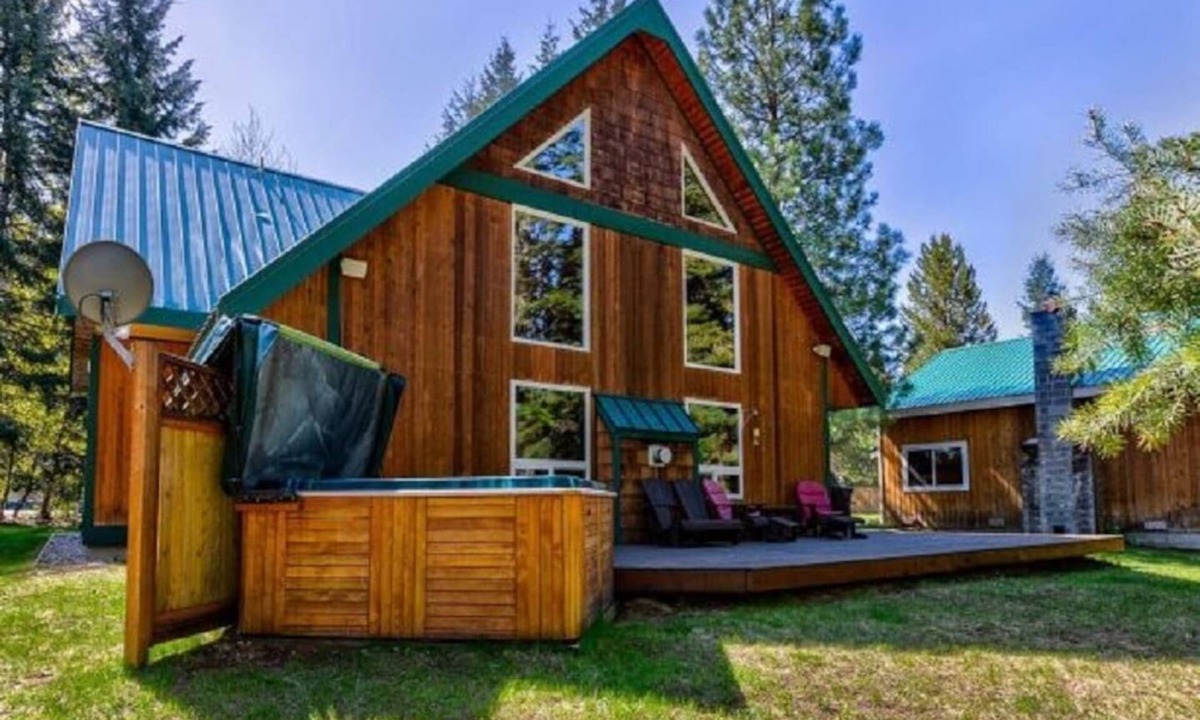 Ardenvoir House | River views, Sleeps 6, with hot tub & fireplace & game room.