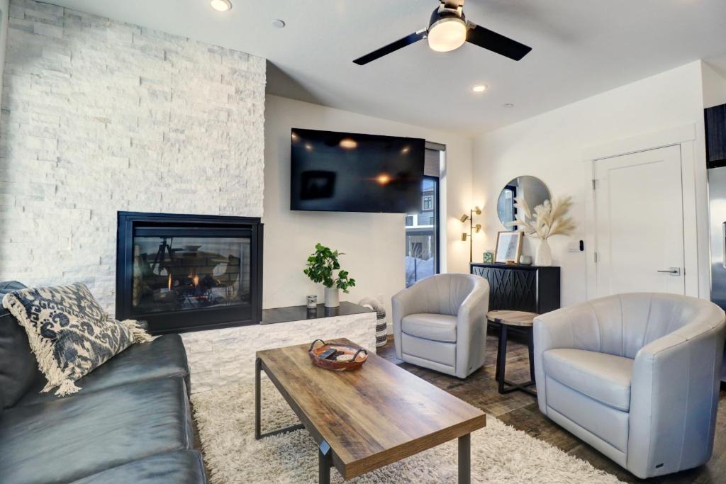 Willow Grove Apartment | River West 611