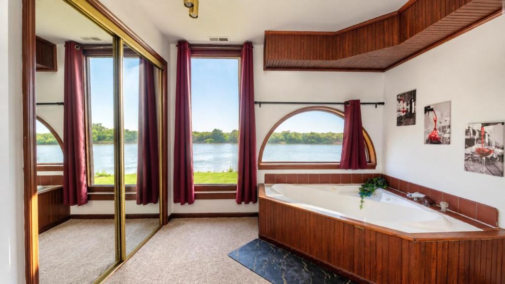 St. Joseph House | Riverfront 2 bdrm Jacuzzi Cabin with Sunset Balcony