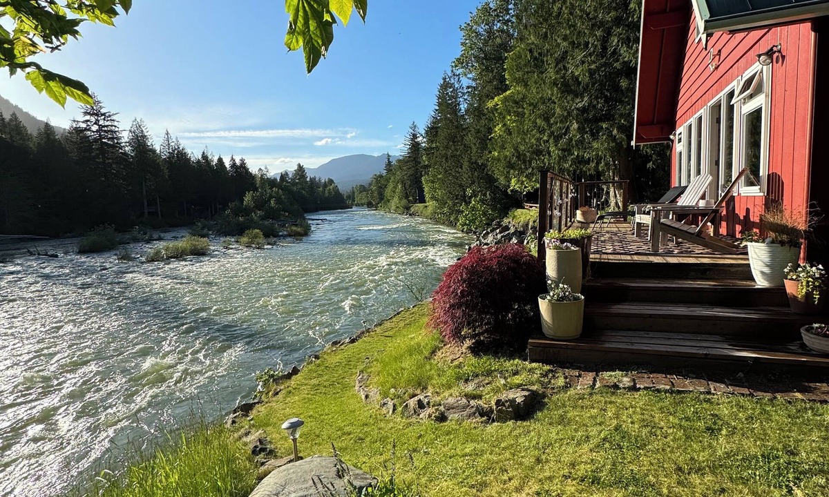 Baring House | Riverfront Cabin! BBQ, HOT TUB, FIRE PIT, 4 BEDROOMS