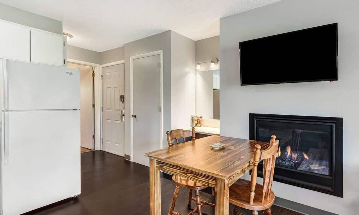 Bend Condo | Riverfront Condo w/Pool and Hot Tub Access