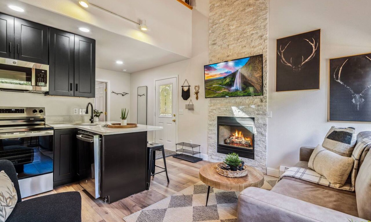 Fall River Estates Condo | Riverfront Fall River Suite Fireplace Close to RMNP