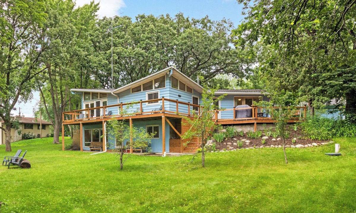 St. Cloud House | Riverfront Home 1 HR to MSP. Sleeps 9. Main Floor Living. Firepit & Pool Table
