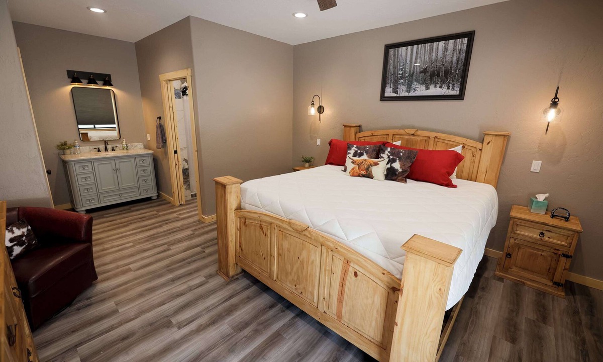 White Bird Bed & Breakfast | Riverfront Lodge in White Bird, ID – 1BR w/Panoramic Views & Breakfast Unit 1