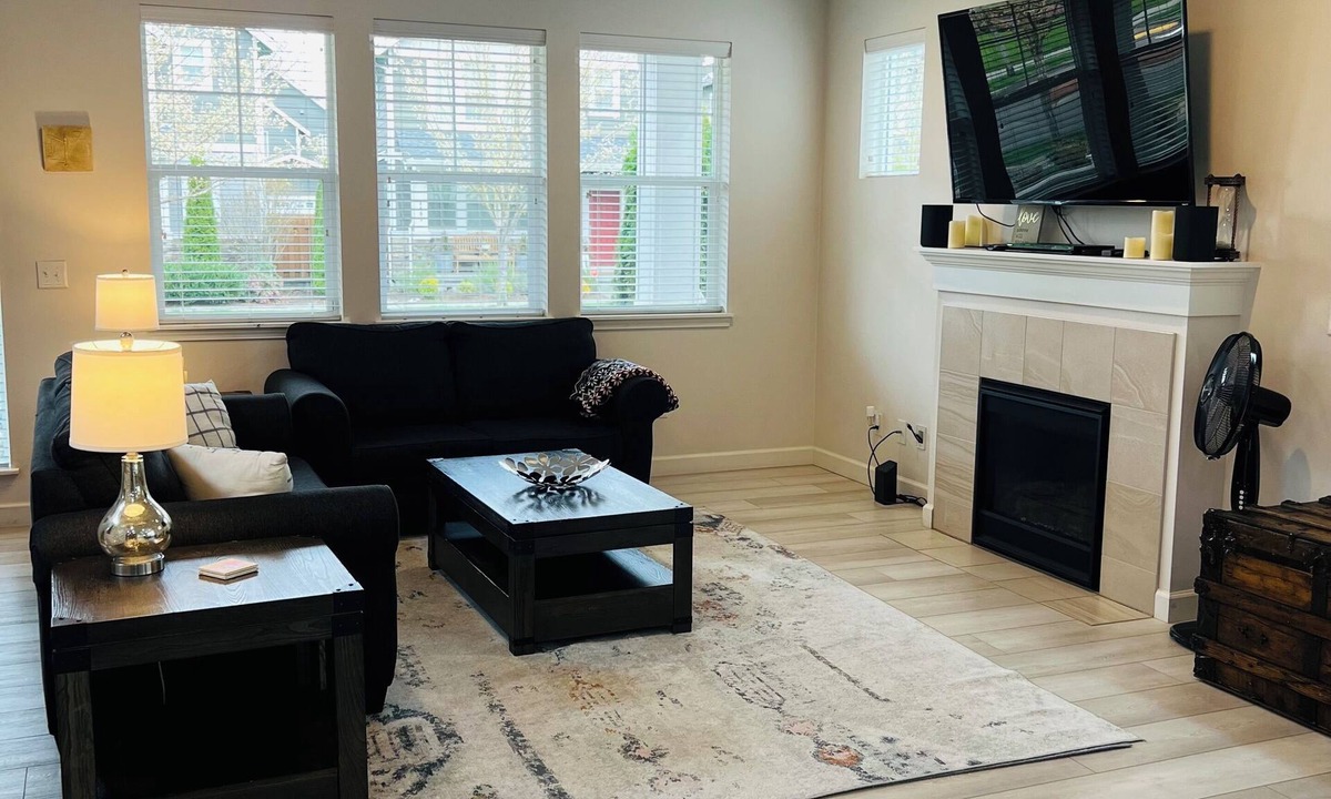 Everett House | Riverfront Retreat close to Boeing, I-5 and downtown Everett!