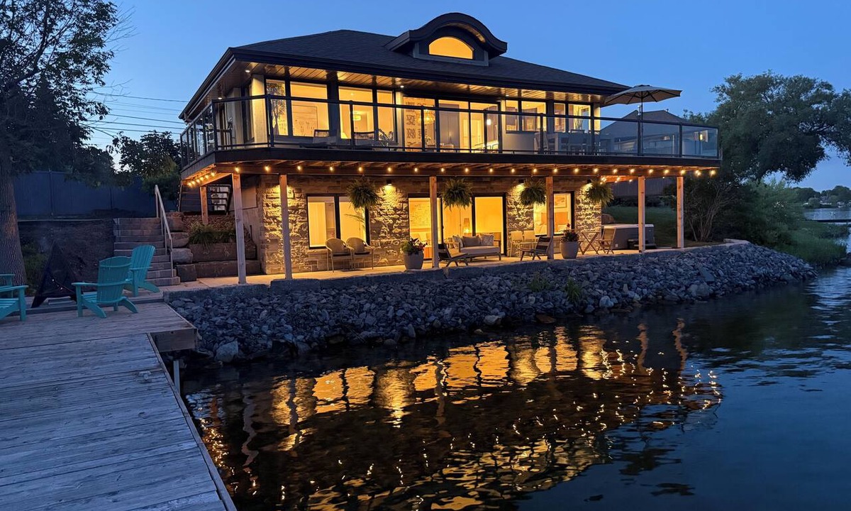 South Glengarry Cottage | Riverfront Retreat, Dock, Beach, Hot tub