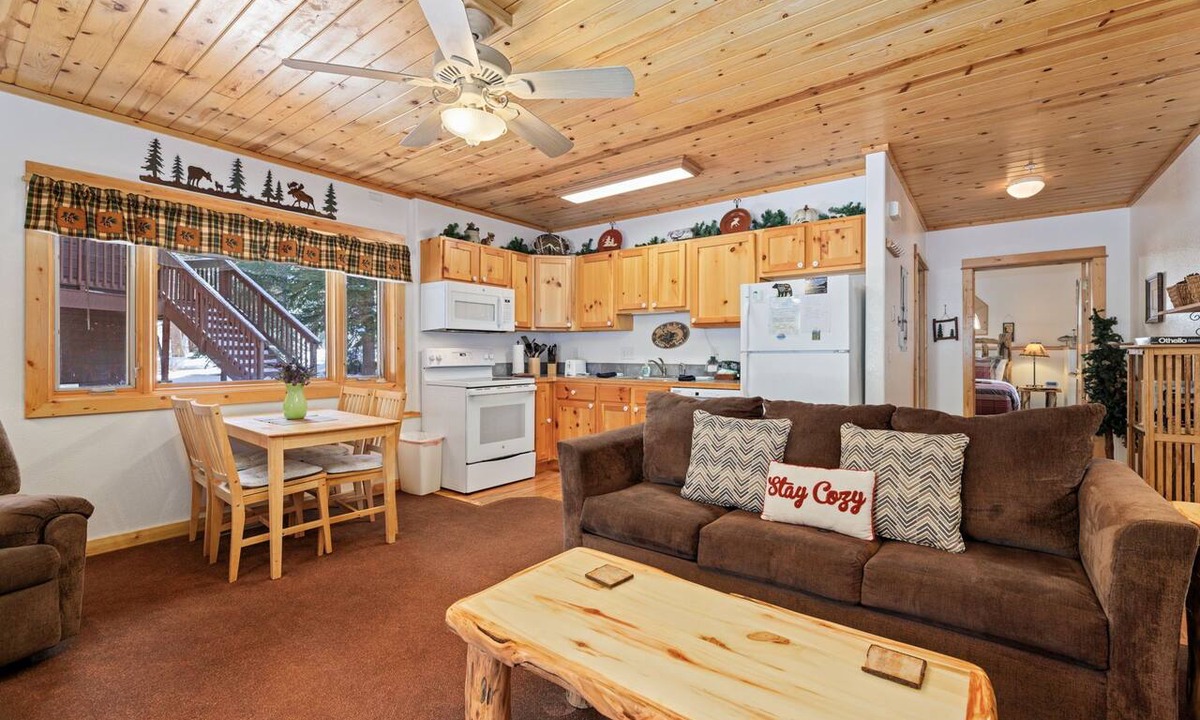 Fall River Estates Condo | Riverside Fall River Retreat Private Hot Tub