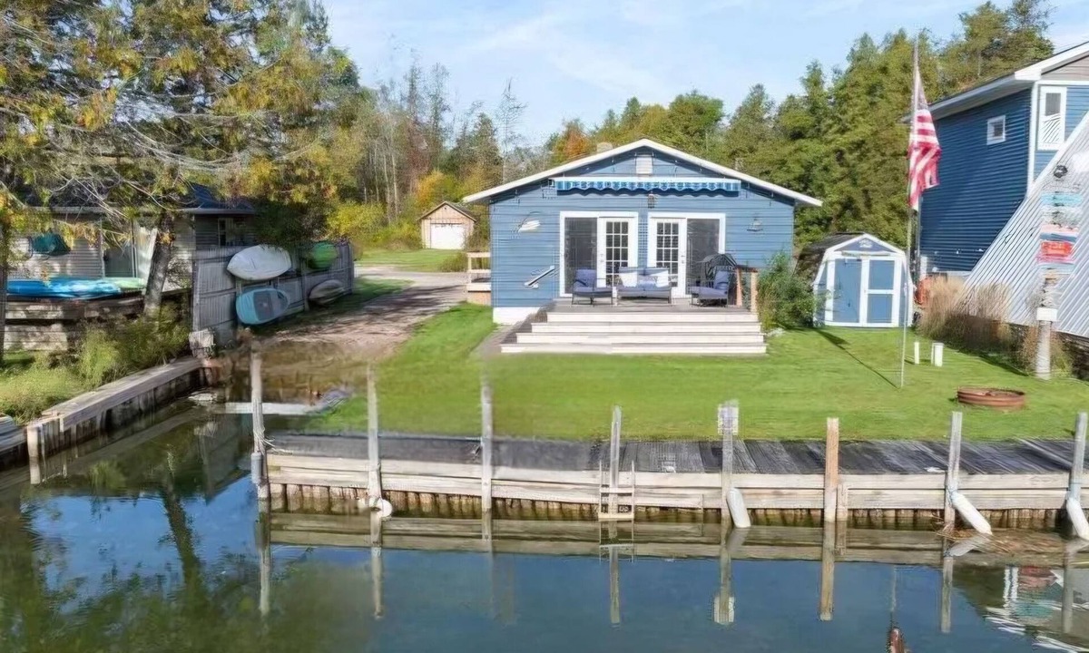Alanson Cottage | RIVERVIEW COTTAGE LLC. Charming 2-bedroom cottage on Crooked River in Alanson.