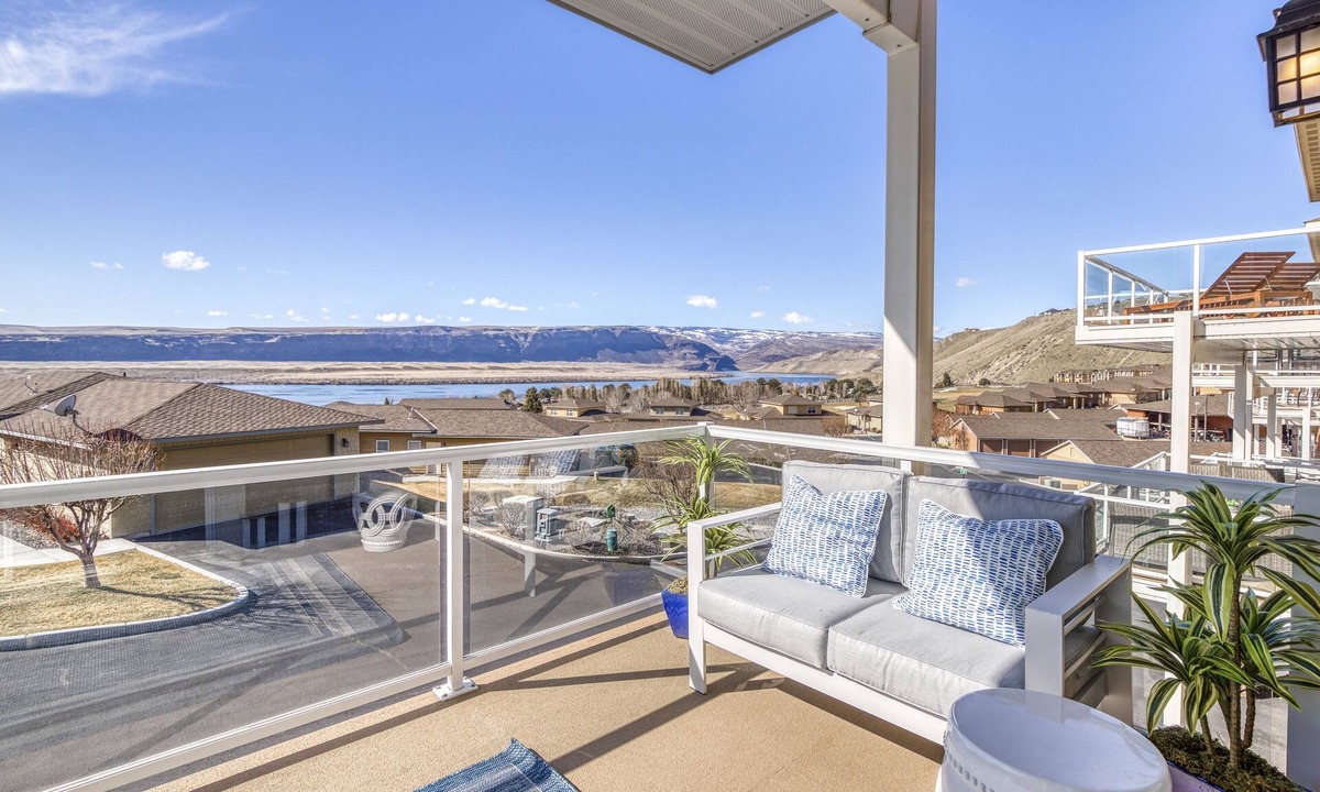 Quincy House | Riverview Townhome, w/access to hot tub, pools, golf, boat launch & more!