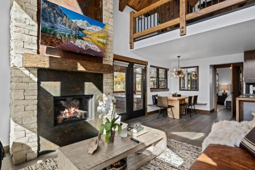 Estes Park House | Rocky Mountain Gem! Two Large patios, Fireplace and Private Jacuzzi