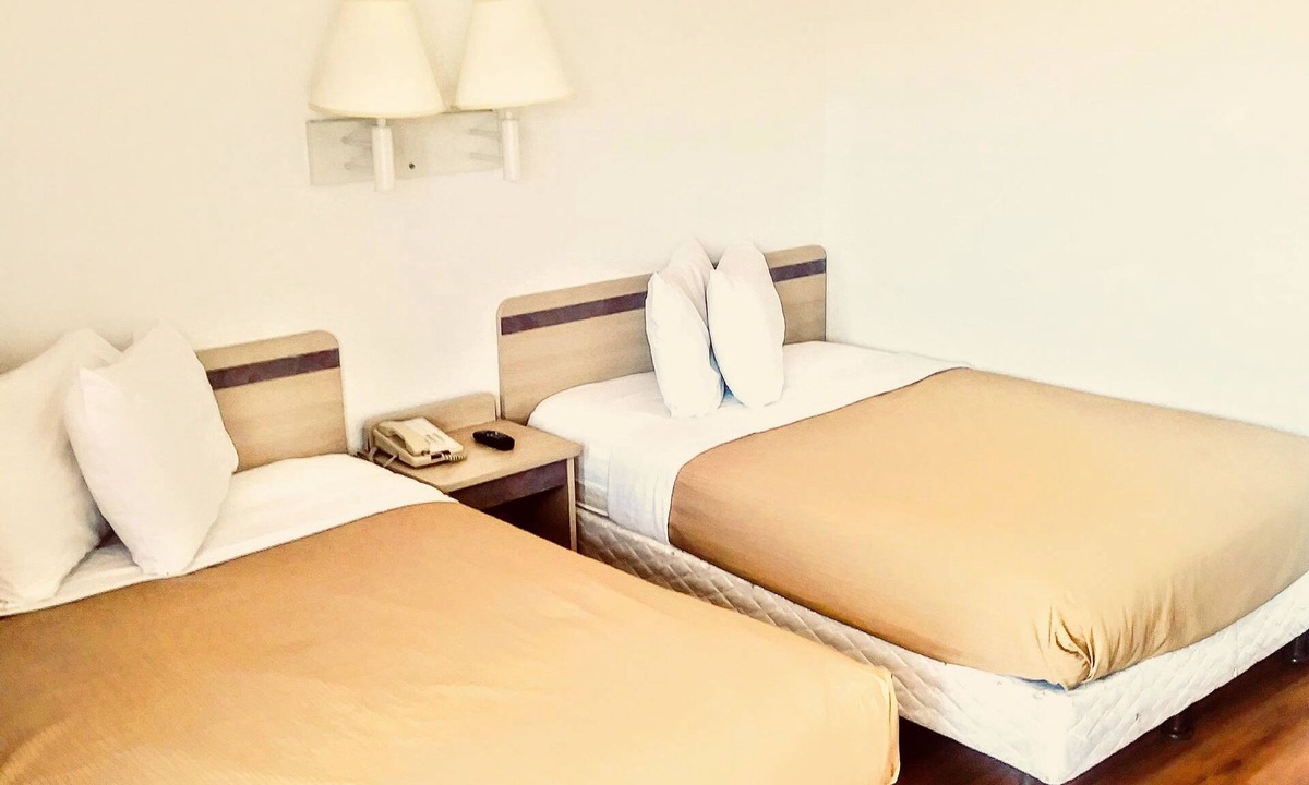 Hays Hotel | Rodeway Inn