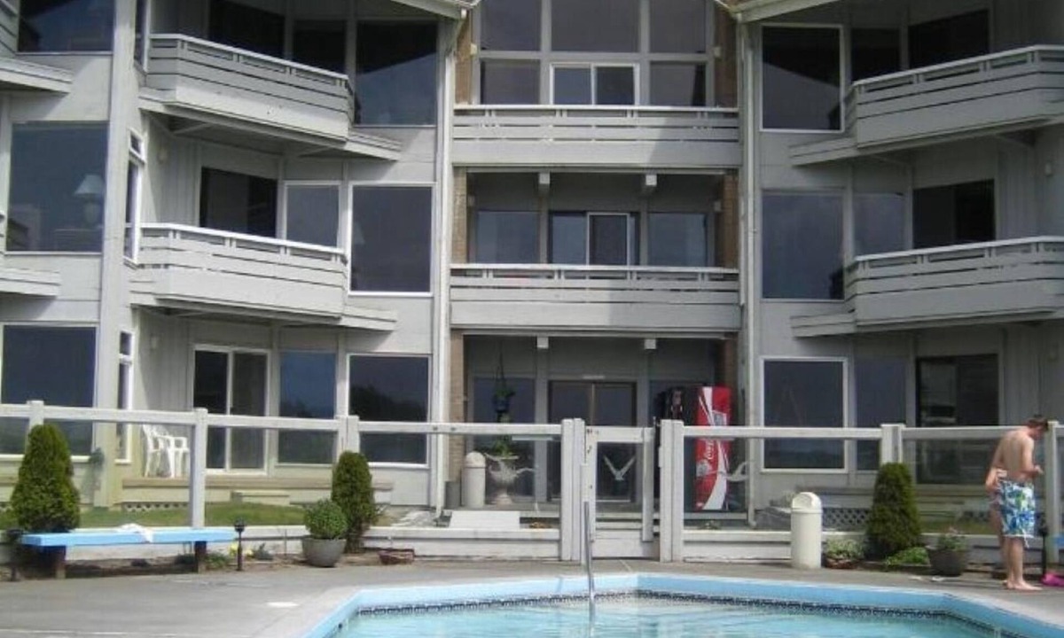 Ocean Shores Apartment | Romantic Coastal Escape – Ocean Views, Private Balcony & Fireplace
