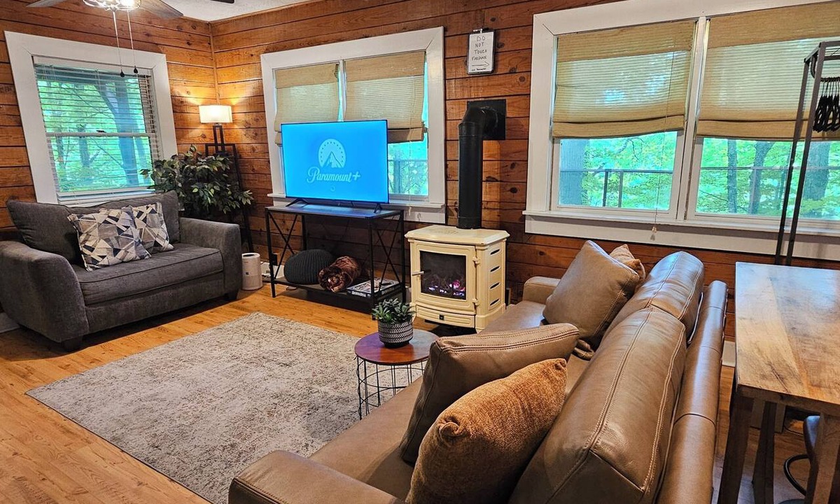 Mars Hill Cabin | Romantic Fall Foliage Couples Escape | Hot Tub, EV Charger, 600 Mbps