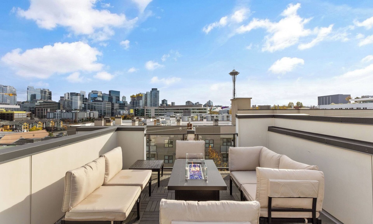 Lower Queen Anne House | Rooftop Space Needle Views - Seattle Townhome