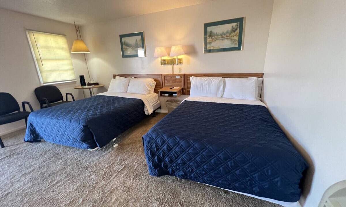 Downs Hotel | Room 111 - Double Full - Sleeps 4 - West Lake Grandvue Inn