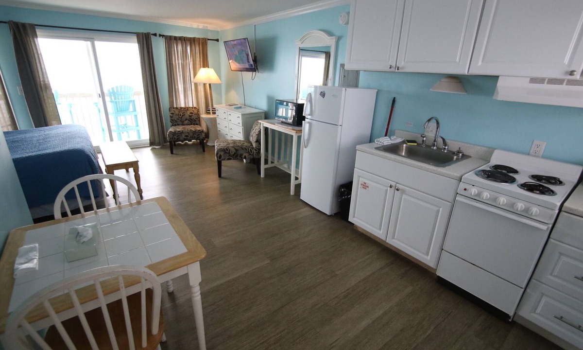 Topsail Beach Hotel | Room #HMS Efficiency King w/Kitchen Dog Y
