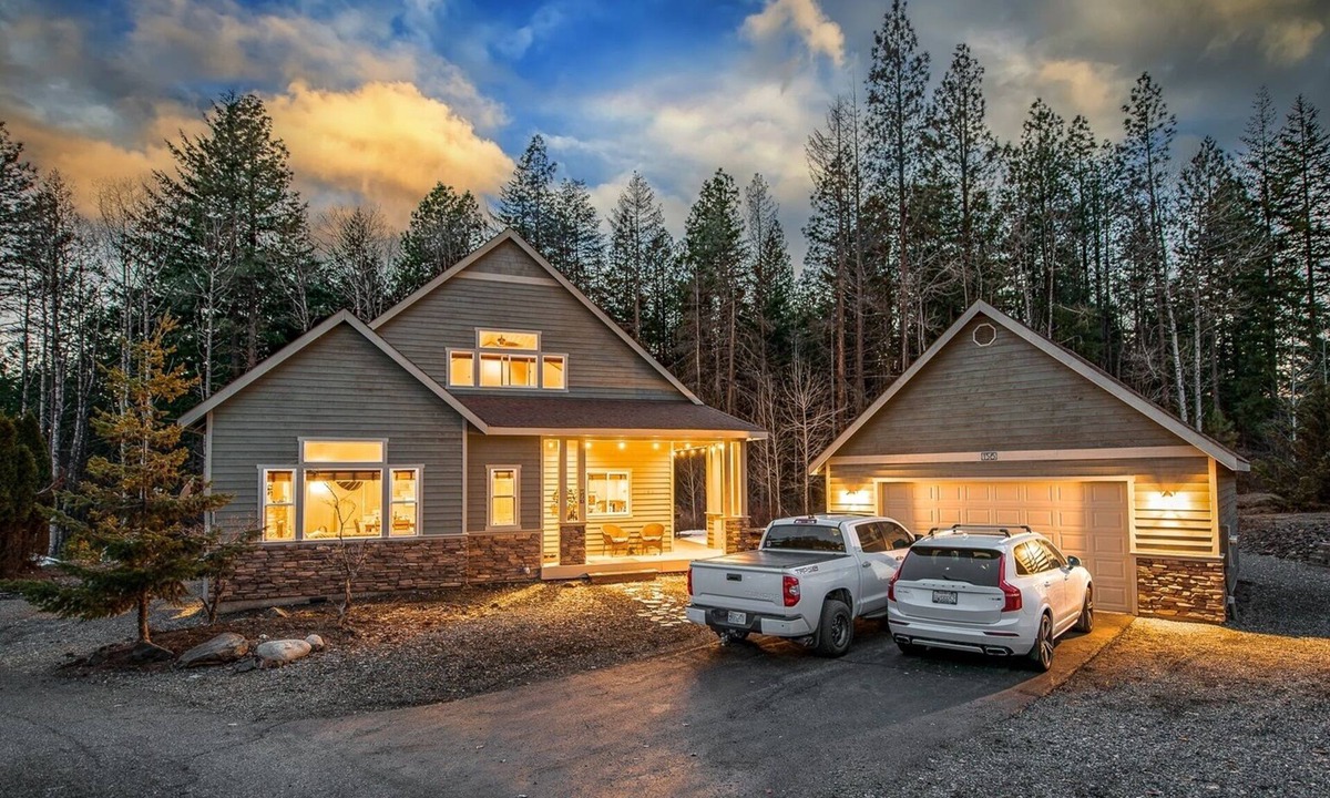 Ronald House | Roslyn Hideaway - Lake Fun, Games, Hot Tub