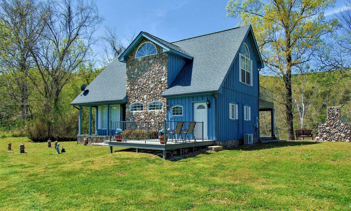 Boswell Cottage | Ruby’s Landing Cottage w/Deck & White River Views