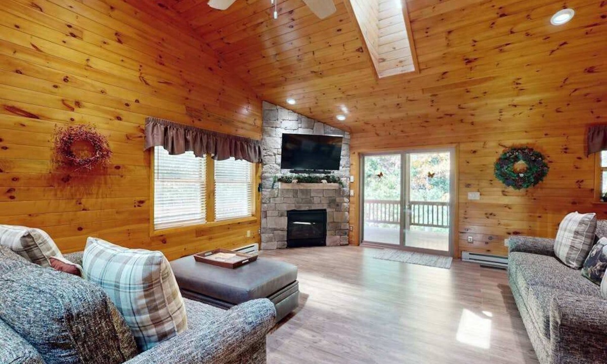 McHenry House | Rustic 3BR Cabin - HOT TUB - McHenry