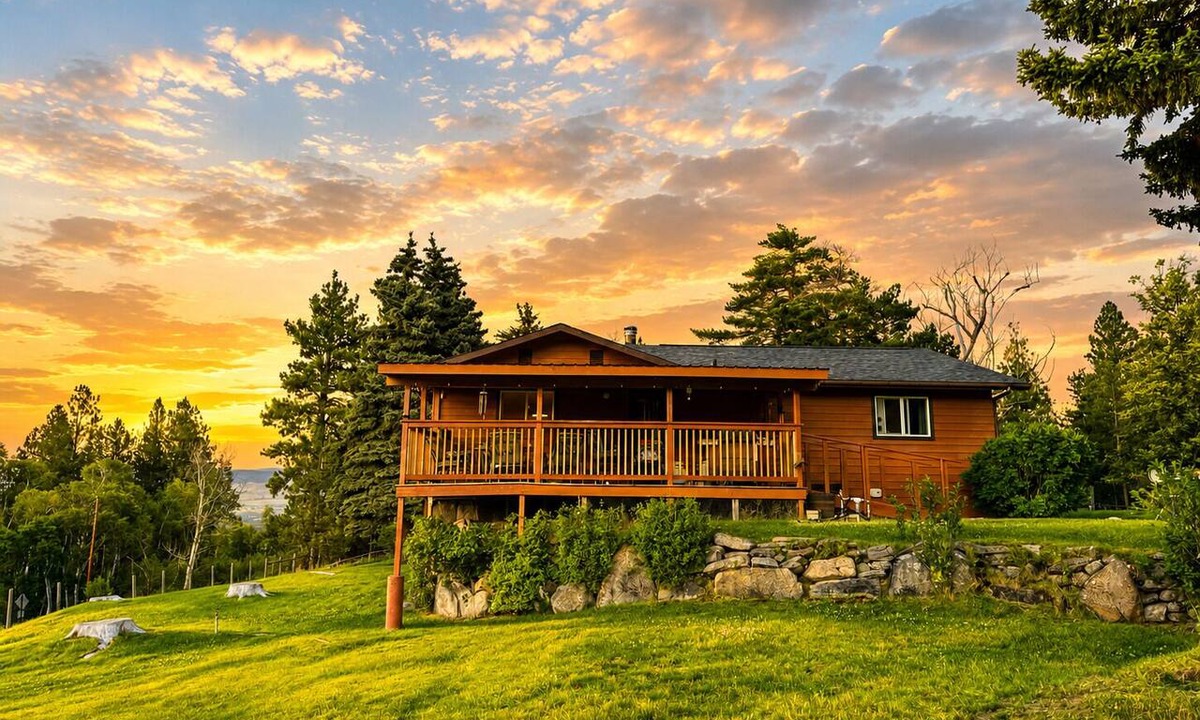 Hamilton House | Rustic escape at Tamarack Ranch! Mountain View home in the Bitterroot Valley!
