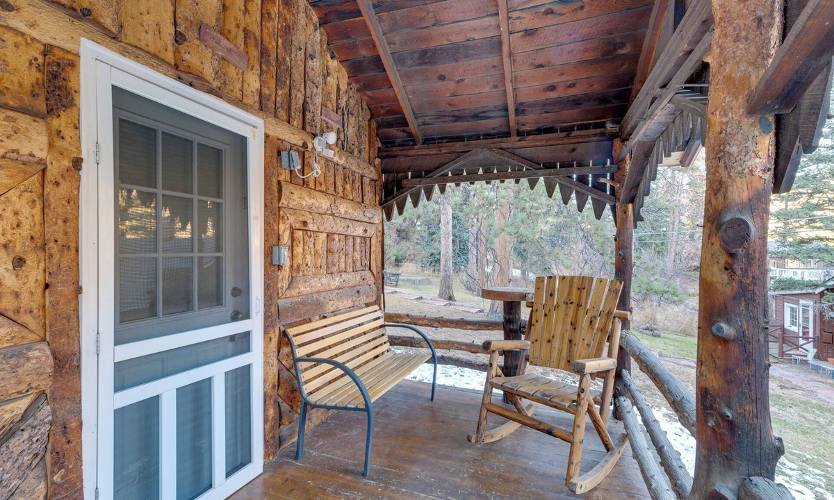 Green Mountain Falls Cottage | Rustic Log Cabin w/Studio ~ 5 Mi to Pikes Peak!