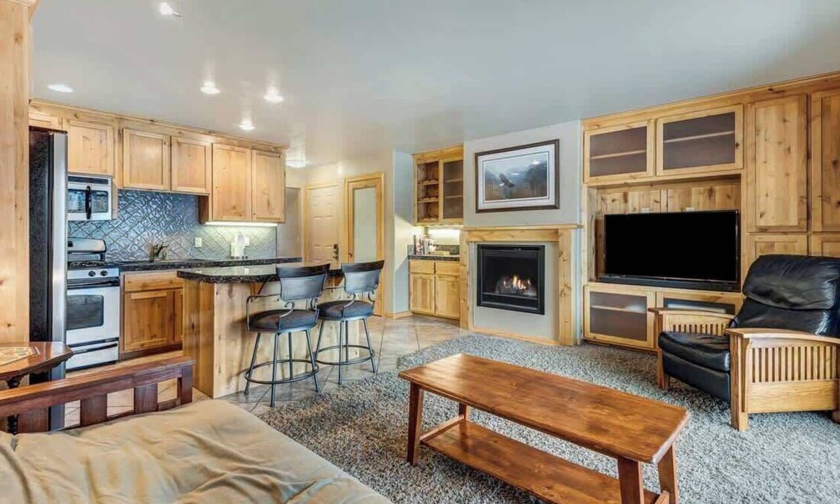 Bend Condo | Rustic Pet-Friendly Second Floor Condo