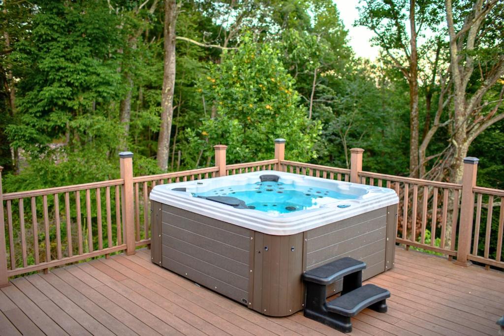 Mount Pocono House | Rustic Ridge Log Cabin: Hot Tub, Games, Views!