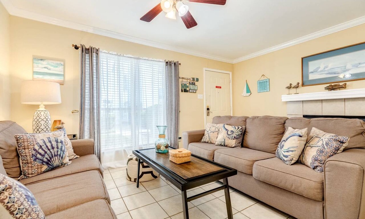 Galveston Condo | Sandpiper Stay - Pool, Near Beach & Seawall!