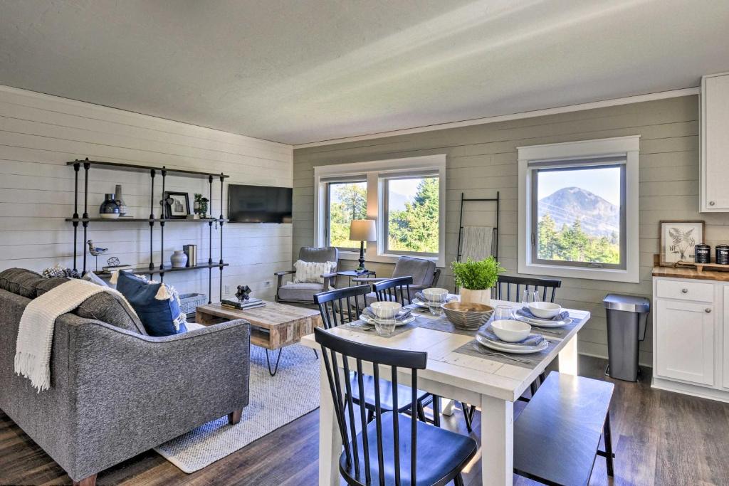 Carson Apartment | Scenic Studio w/Loft & View of the Columbia River