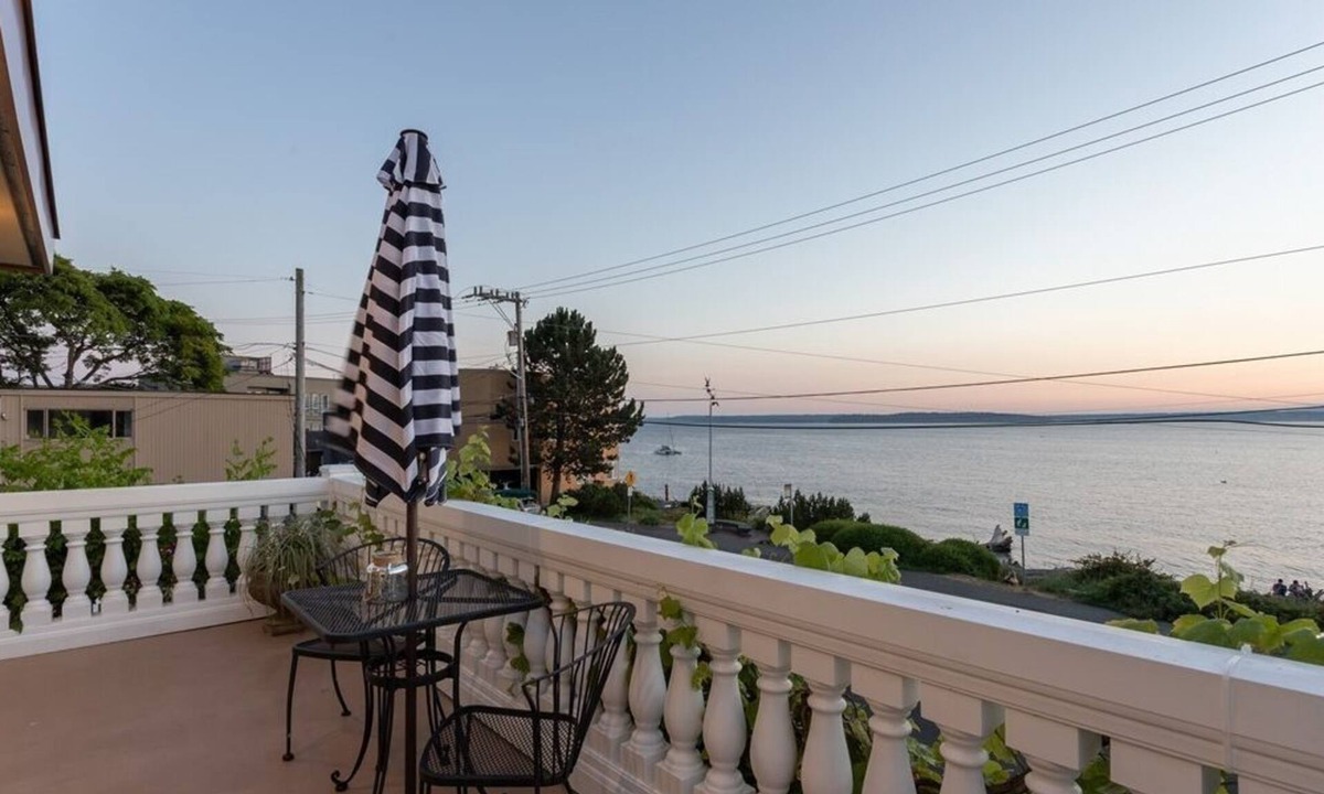Alki Villa | Seattle Ocean View Luxury Beach Penthouse! Free breakfast, parking, AC/WiFi