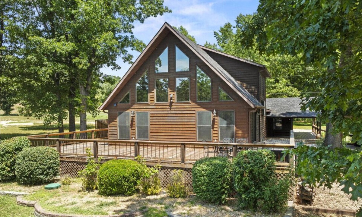 Theodosia House | Secluded Luxury Retreat | Hot Tub, Lake Access, 37 Acres