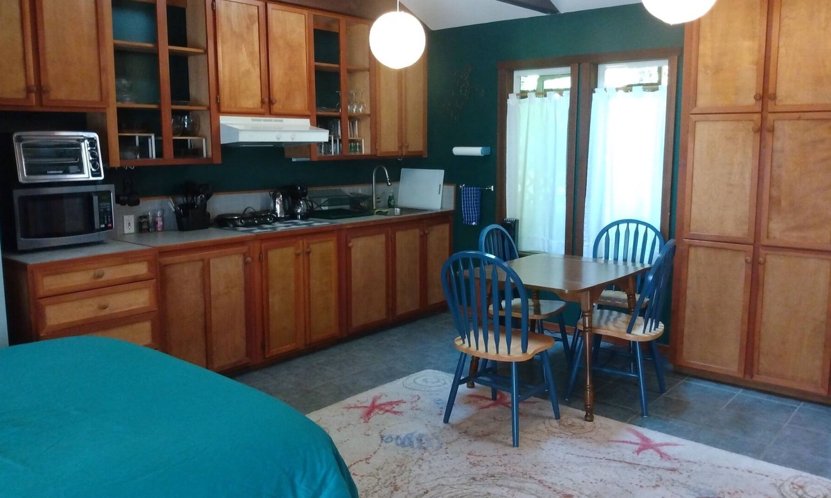 Kingston Apartment | Secluded Studio-10 minutes from Kingston ferry dock