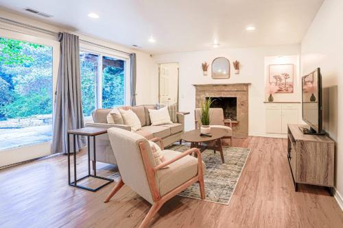 Mercer Island House | Serene Mercer Island 3B Lower Unit near LR station