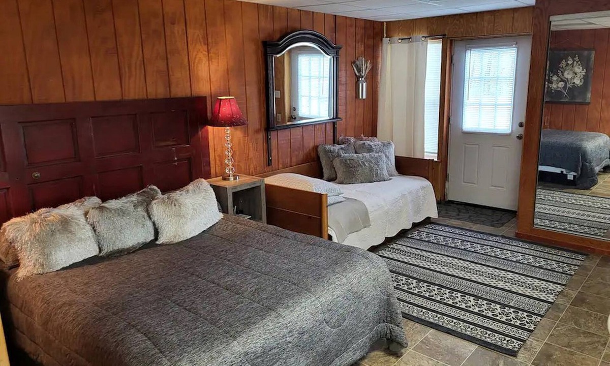 Omaha Cottage | Simple Suite Rental for Relaxing Vacation in the Ozarks near Branson, Missouri