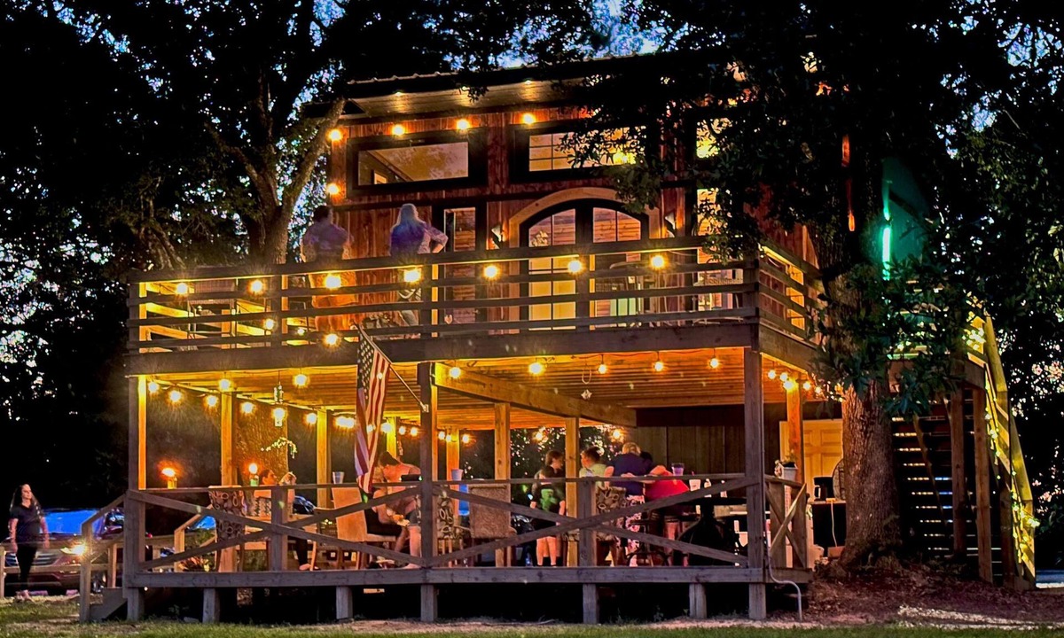 Picayune Cabin | Sleep with the birds, in a cabin aloft in the oaks.
