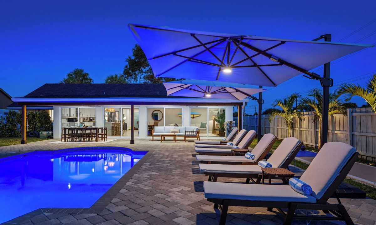 West Palm Beach House | Sleeps 16! Heated Pool+Pickleball+MiniGolf+Firepit