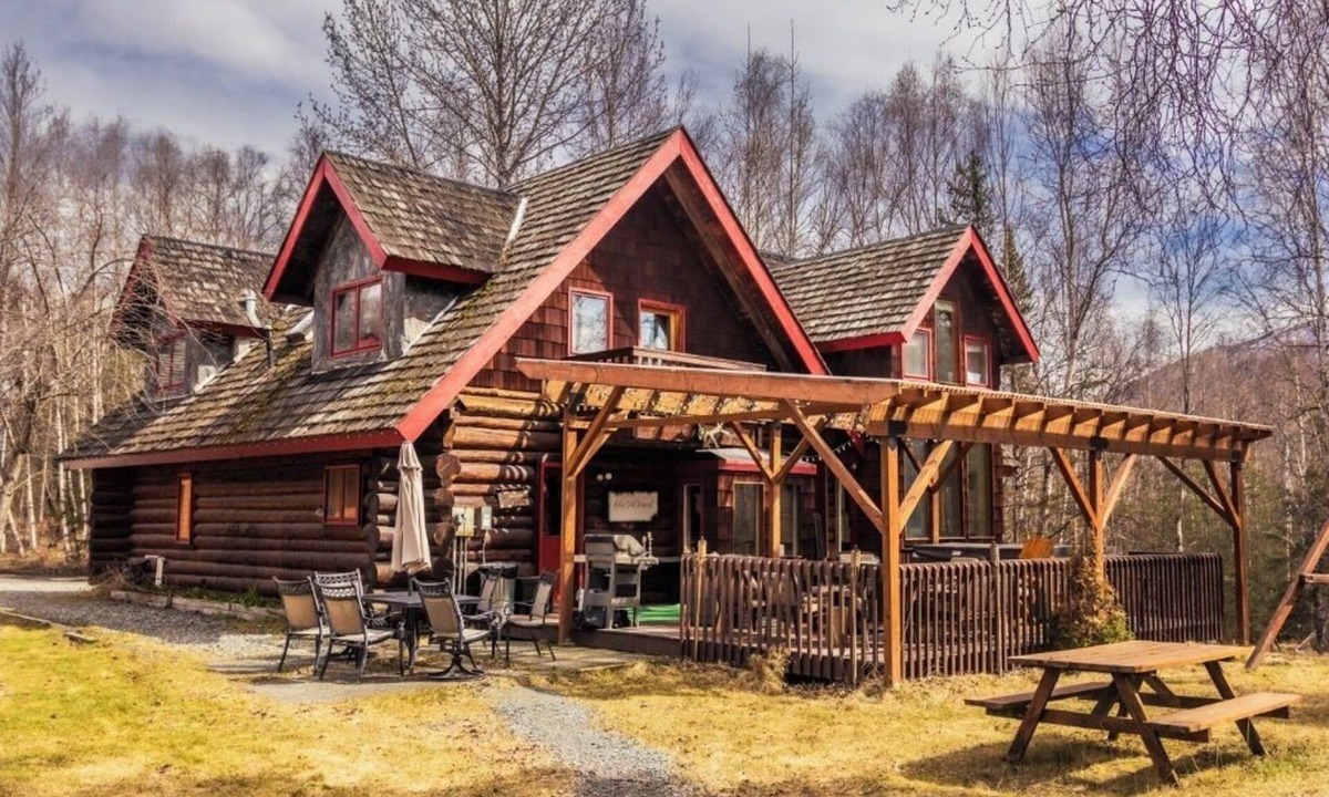 Eagle River Cabin | Sleeps 21! Moose Lodge Log Cabin and Chalet & Hot Tub
