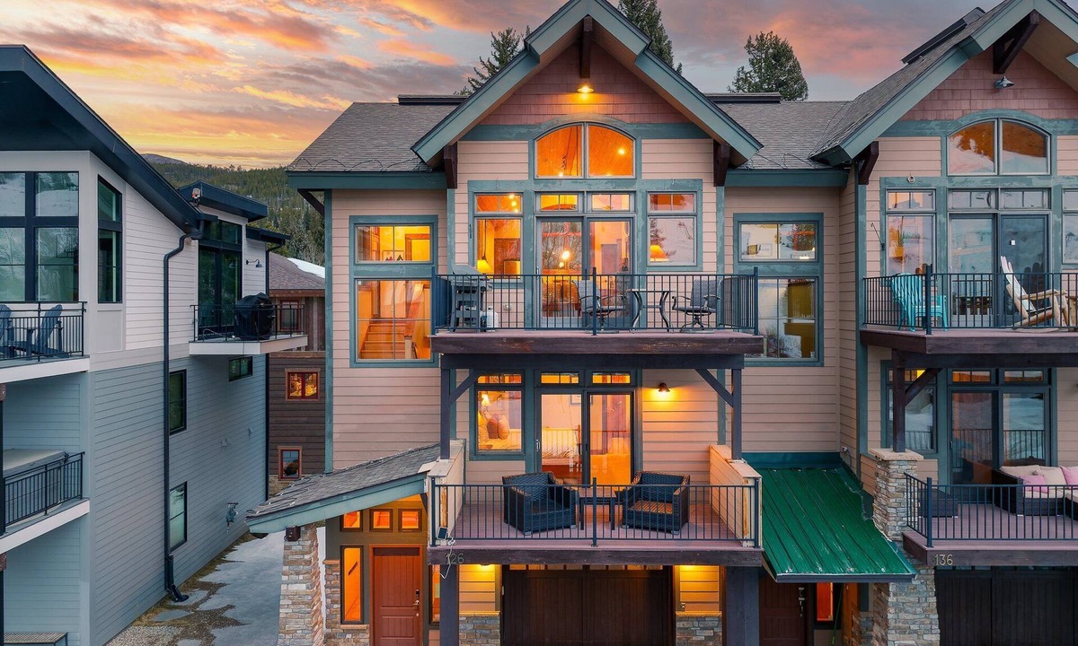 Old Town House | Slopeside Villa 126 I Ski Views I Private Hot Tub I Bunks I Steam Shower I Discounted Attractions