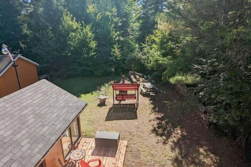 Saint-Mathieu-du-Parc Ski Chalet | Small cottage by the river