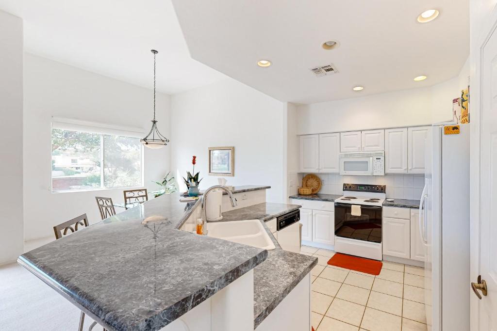 Casas Adobes House | Solstice Sanctuary