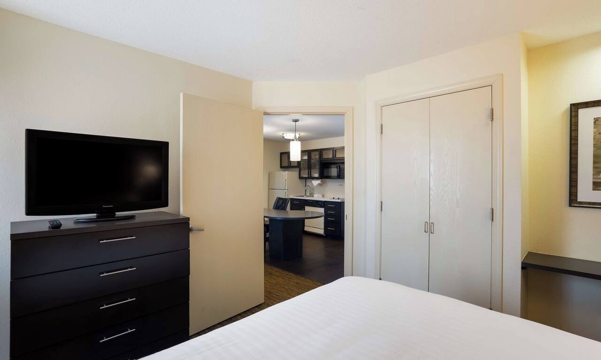 Newport News Hotel | Spacious 1BR Suite | 2 Queens & Kitchen | Parking Included