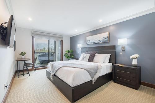 Blueberry Hill House | Spacious 2BDR on Blueberry Hill | Pets | Complex Hot Tub | BBQ