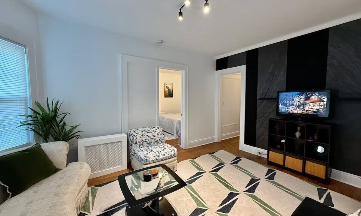 Edgewater House | Spacious apartment near NYC