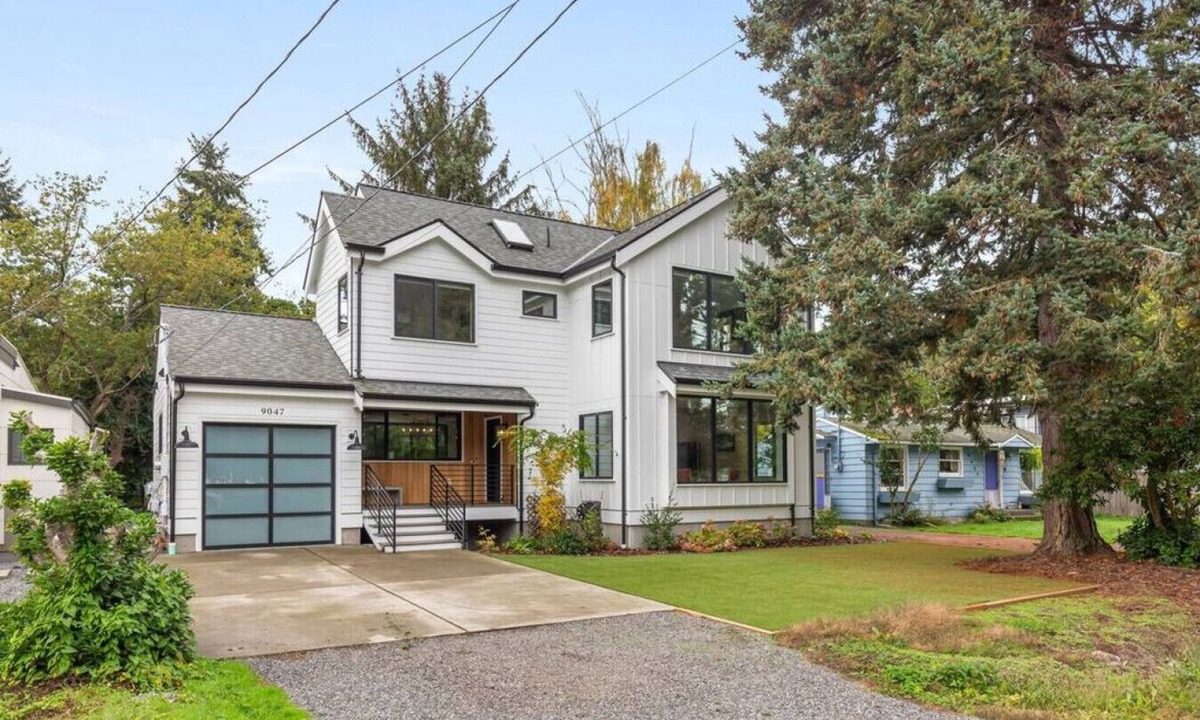 Matthews Beach House | Spacious & Bright ~ Water View