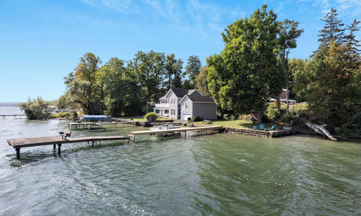 Town of Varick House | Spacious Bungalow with Private Lake Access. Stay with E.V.E