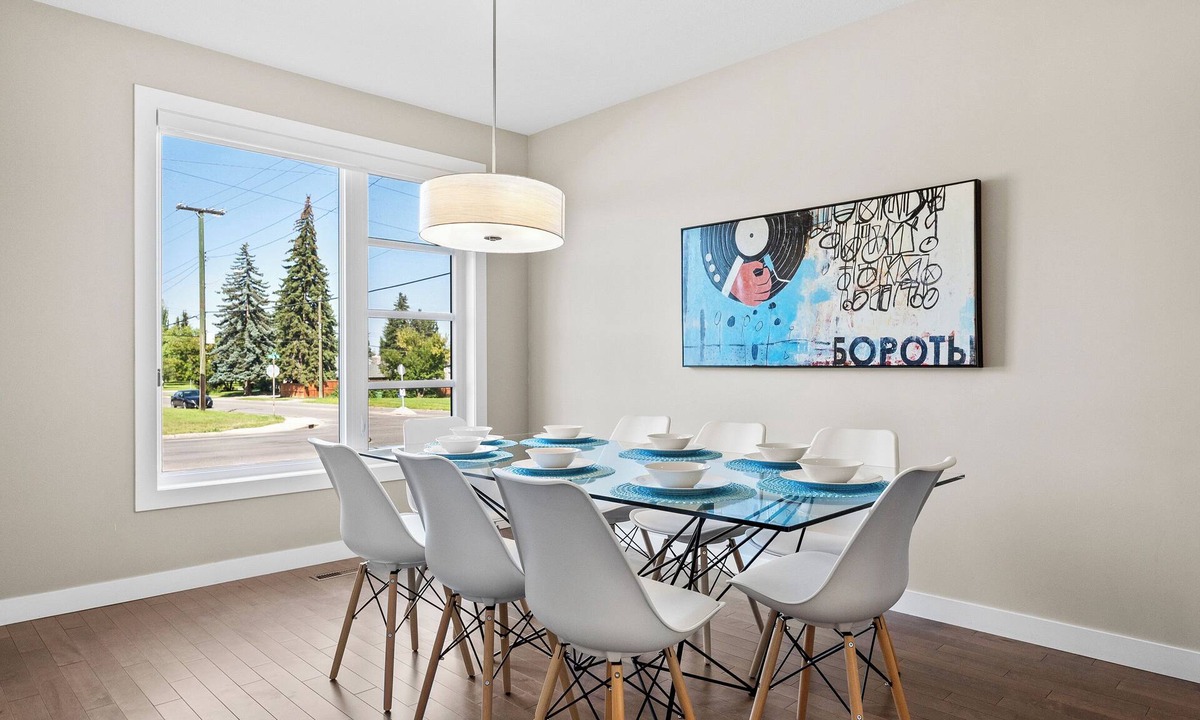 Southwest Calgary House | Spacious Central 4BR Duplex with 2 Car Garage & Downtown View from Rooftop Patio