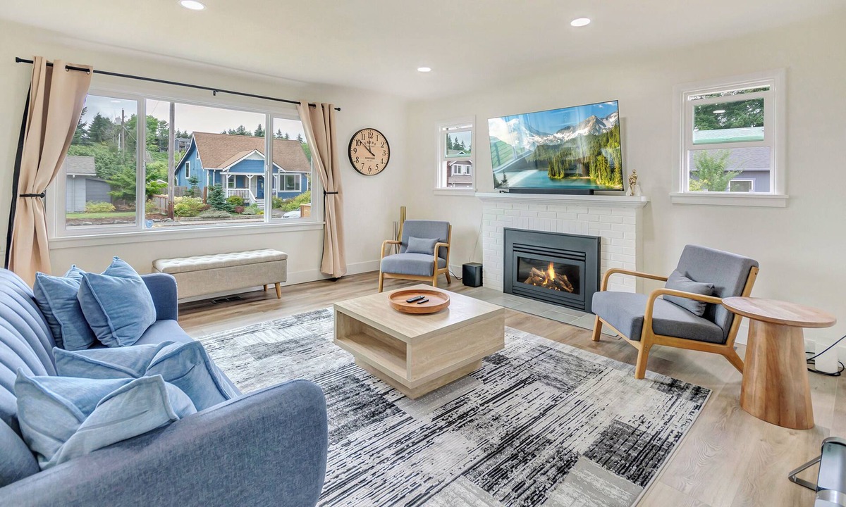 South Tacoma House | Spacious Comfy Home 2br+2ba - 9 min to Tacoma Dome